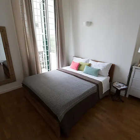 Urban Pine Rooms Rom